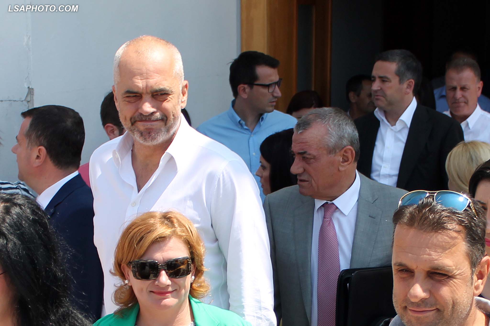 Kryetari i PS Edi Rama dhe deputeti Gramoz Ruci gjate Asamblese se Kombetare te Partise Socialiste, ku eshte diskutuar rreth punes se qeverisjes se majte ne keto dy vite./r/n/r/nPrime Minister Edi Rama and Gramoz Ruci during the National Assembly of the Socialist Party.